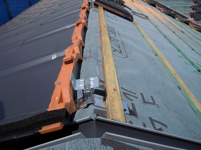 棟を取り付ける架台